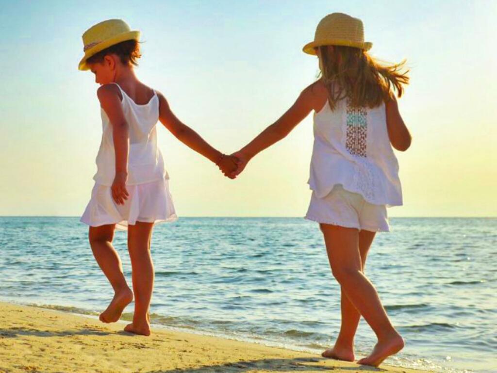 Children-walking-on-the-beach-Sicily